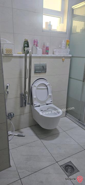 شقة ارضية مساحة قوشان 161م لكن في إضافات على البناء تقريبا 60م حديقة وتراسات 350م للبيع في عمان - الشميساني