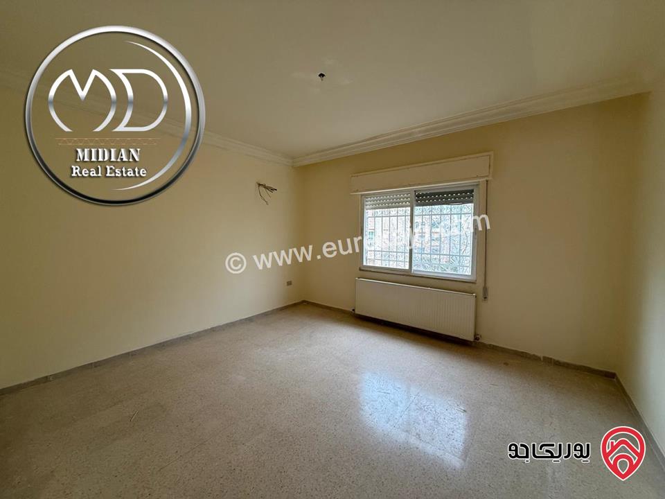 شقة فارغة للايجار في عمان - خلدا مساحة 220م طابق أول تشطيبات و ديكورات سوبر ديلوكس بسعر مميز جداً