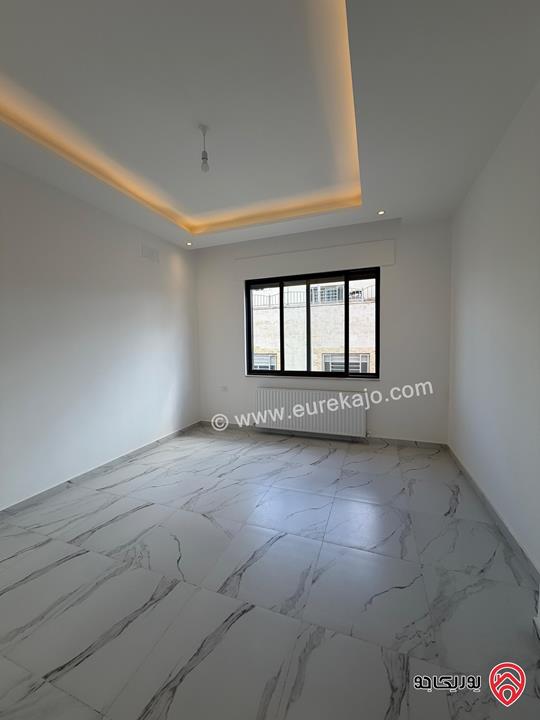 شقة سوبر ديلوكس طابق ثالث مع روف مساحة 229م داخلي و 120م خارجي للبيع في عمان - حي الصحابة  