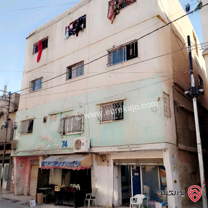 عمارة سكنية & تجارية تحتوي على 7 شقق بالإضافة إلى 3 مخازن على الشارع الرئيسي للبيع في الرصيفة