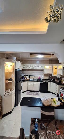 شقـة طابق ثالـث فنـي مساحة 135م للبيــع في الزرقاء الجديدة