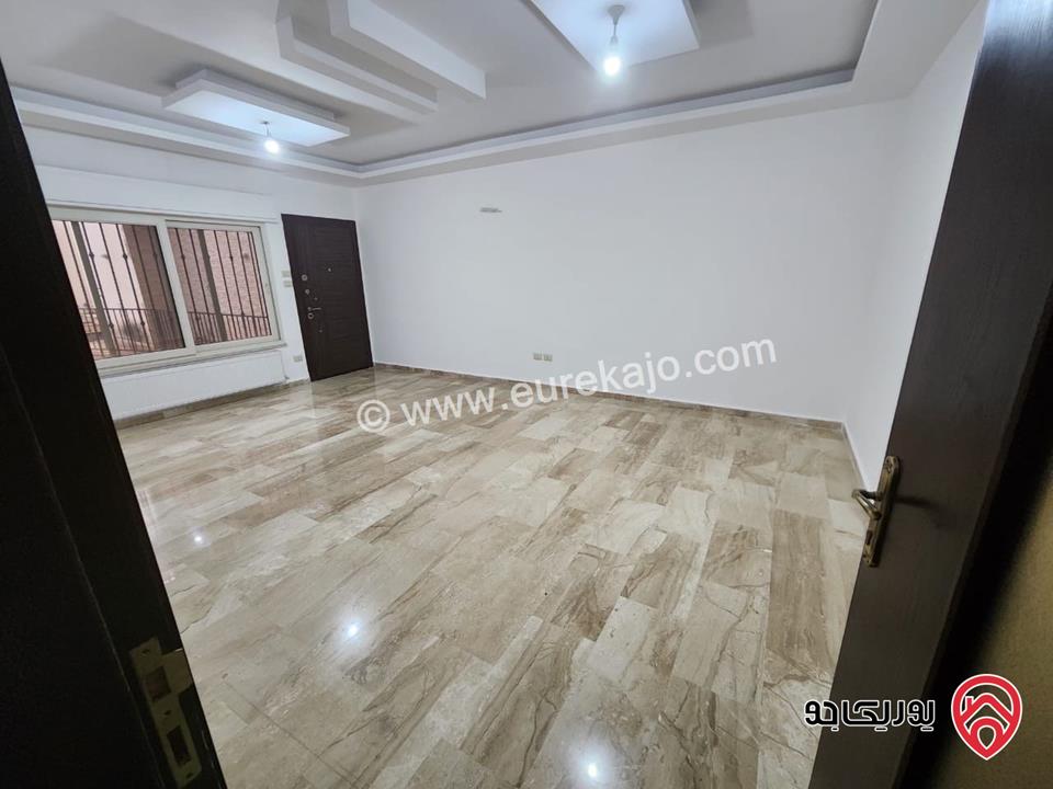 شقة طابق شبه أرضي مرتفع مساحة 205م للايجار في عمان - خلدا