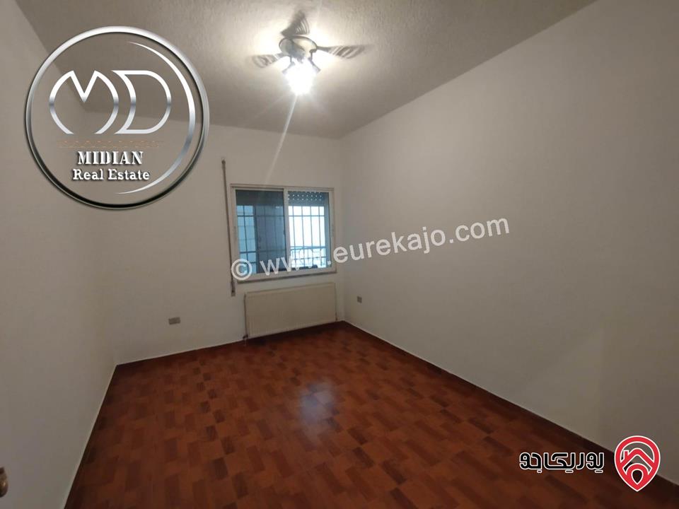 شقة للبيع في عمان - ام السماق طابق اول مساحة 215م 4 نوم تشطيبات سوبر ديلوكس اطلالة جميلة بسعر مميز جداً