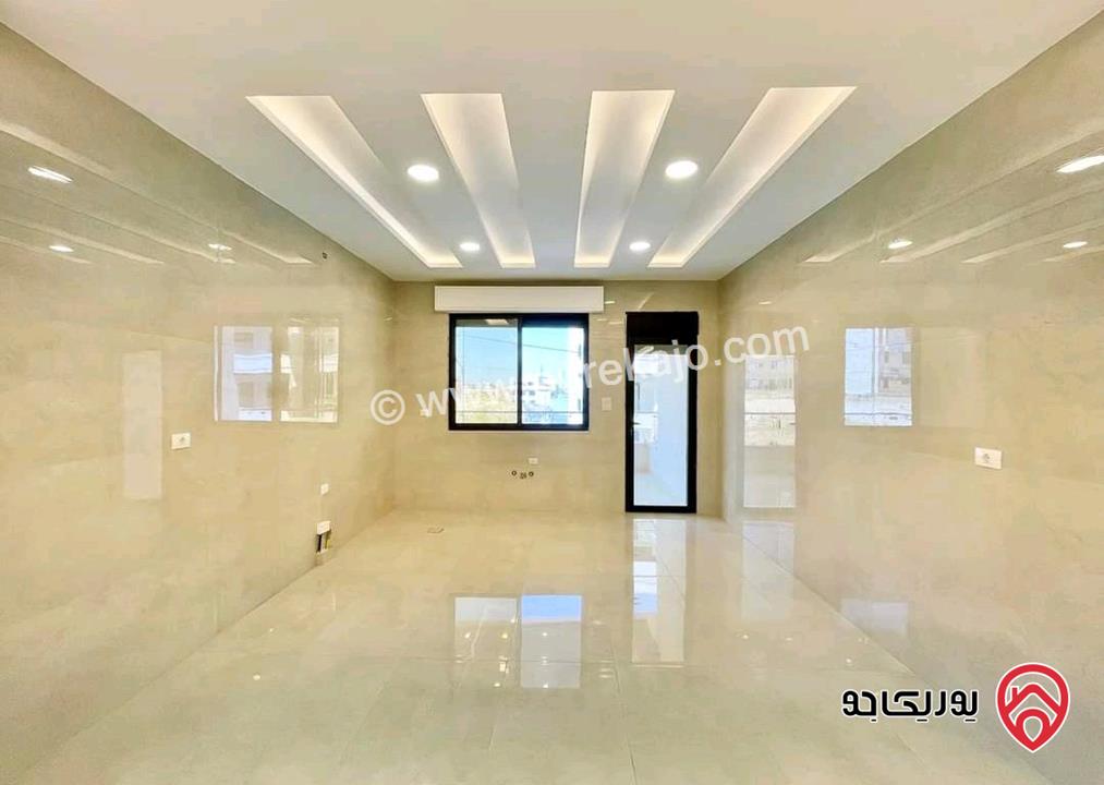 شقة مساحة 215م طابق أول للبيع في عمان - طريق المطار قرب مدارس العالمية بسعر مغري لم تسكن بعد 
