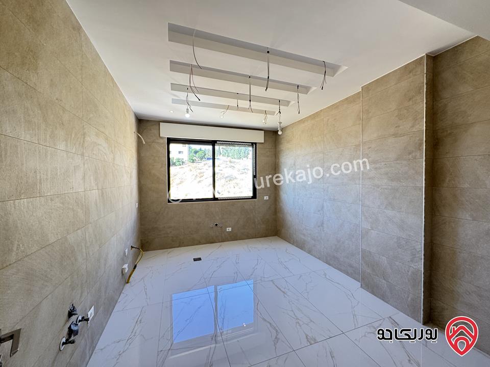 شقة فاخرة جديدة طابق أرضي 185م + ترس 50م وكراج خاص للبيع في عمان - دابوق