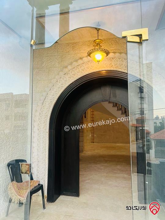 قصر فخم مساحة البناء 2 دونم على أرض 1 دونم و 250م للبيع في عمان - الجبيهة بسعر مغري 