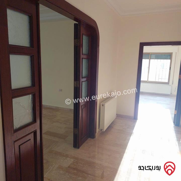 شقة طابق ثالث مع روف مساحة 200م للبيع في عمان - خلدا