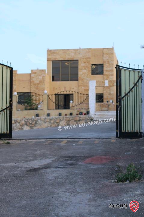 مزرعة مساحة الأرض 4 دونم وبناء مكون من طابقين للبيع في المفرق شرق جرش - دحل