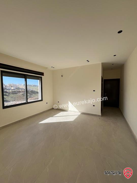 شقة طابق ثاني مساحة 106م للبيع في عمان - الذراع الغربي مع مطبخ راكب مجانا