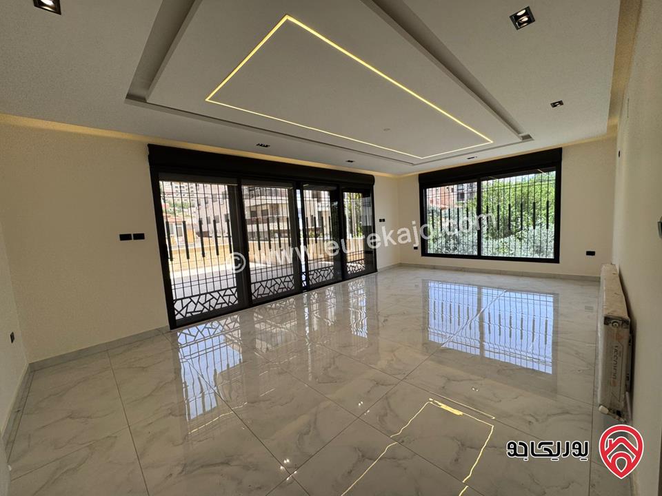 شقة للبيع في عمان - مرج الحمام / طريق المطار طابق ارضي مساحة البناء 230م ومساحة الترس 30