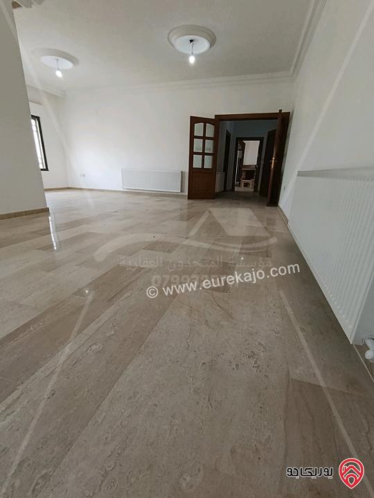 شقة مساحة 240م طابق ثالث للإيجار فارغة في عمان - ام السماق