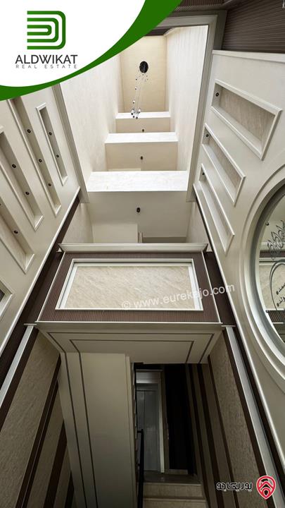 شقة للبيع في عمان - الجبيهة طابق اول مساحة البناء 175م والترس 10م موقع مميز واطلالة