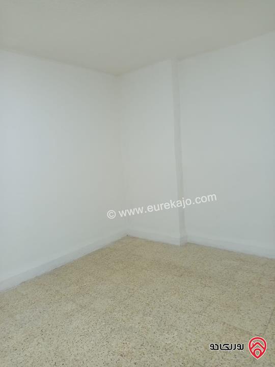 شقة أرضية مجددة مساحة 91م داخلي و 75م خارجي للبيع في الفحيص