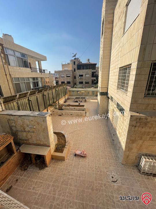 فيلا 3 طوابق على أرض 1 دونم و 19م للبيع في عمان - الجبيهة