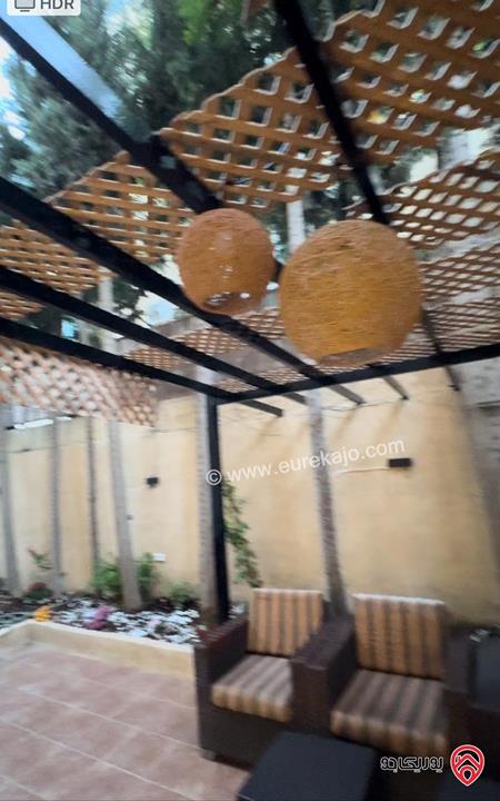 شقة فاخرة أرضية مساحة 180م داخلي و 100م خارجي للايجار مفروشة في عمان - عبدون