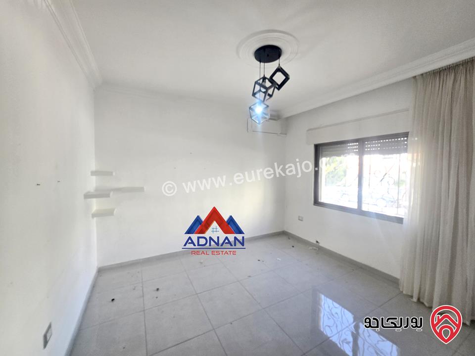 شقة ارضية مساحة 170م داخلي و 100م خارجي للإيجار الفارغ في عمان - الرابية