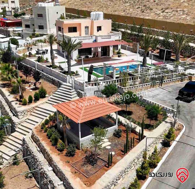 مزرعة مساحة البناء 220م على أرض 3400م مجهزة بالكامل للبيع داخل كومباوند خاص في المفرق