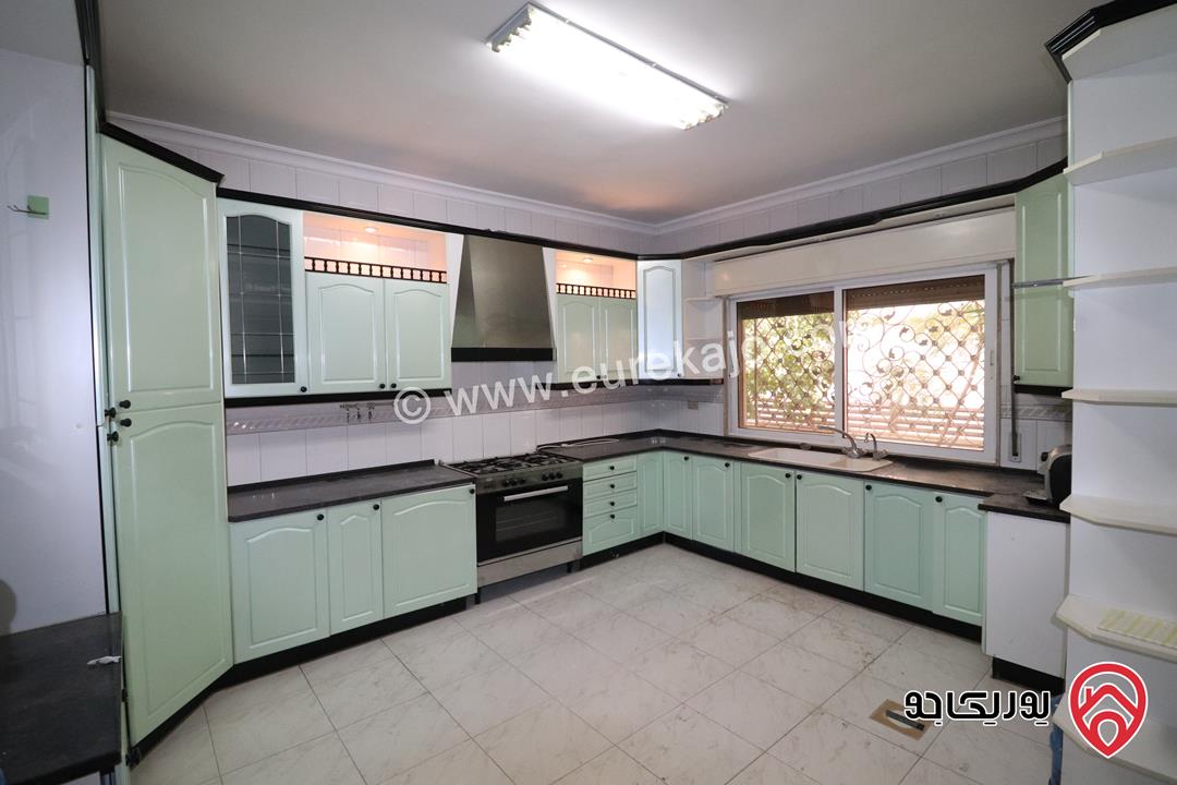 شقة فاخرة أرضية مساحة 240م داخلي و 100م خارجي للايجار في عمان - الصويفية