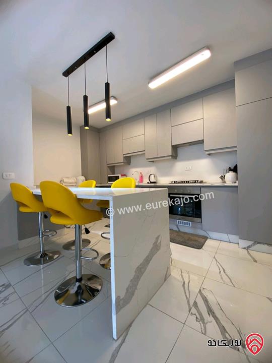 شقة مفروشة طابق أرضي مساحة 120م داخلي و 40م خارجي للإيجار في عمان - عبدون