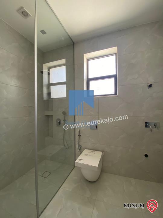 شقة طابقية طابق ثاني 306م تشطيب سوبر ديلوكس لم تسكن للبيع في عمان - أم السماق