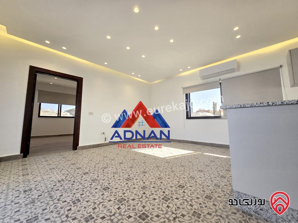 رووف فخم جديد مساحة 80م مع ترس واسع 150م للإيجار في عمان - أم أذينة