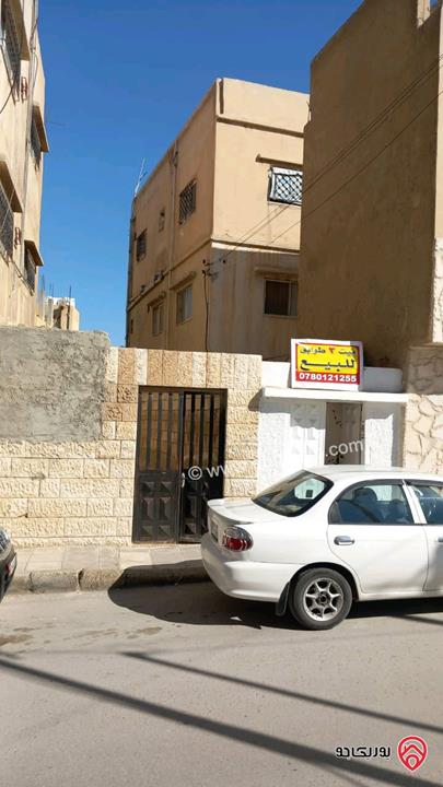 منزل مساحة 350م على أرض 240م للبيع في الزرقاء - حي الامير عبدالله شارع ابو محجن الثقفي