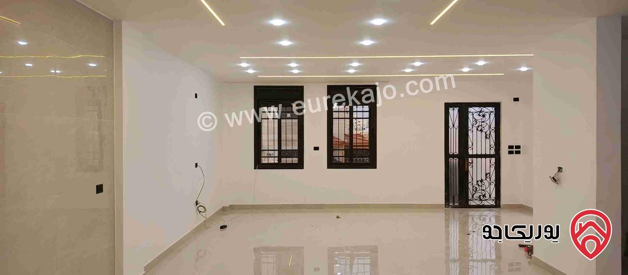 فيلا دوبلكس مساحة 250م على أرض 400م للبيع في الزرقاء - ضاحية المدينة المنورة 