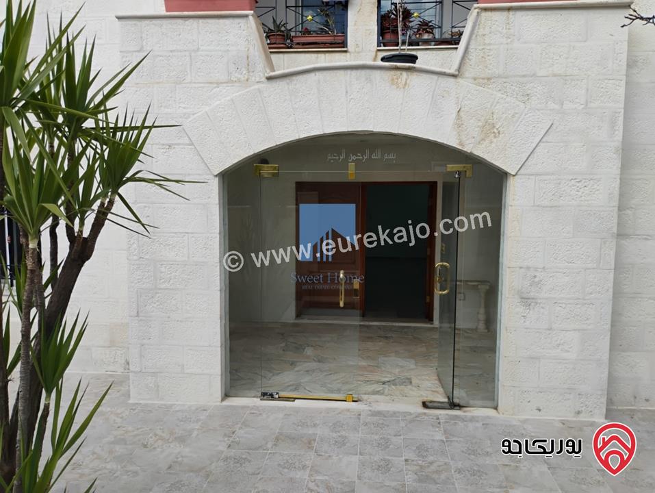 شقة أرضية مساحة 225م مع حديقة وترسات 100م تشطيب سوبر ديلوكس للبيع في عمان - خلدا