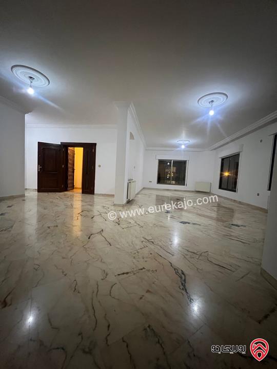 شقة طابق ثالث مساحة 300م للايجار في عمان - ام اذينة