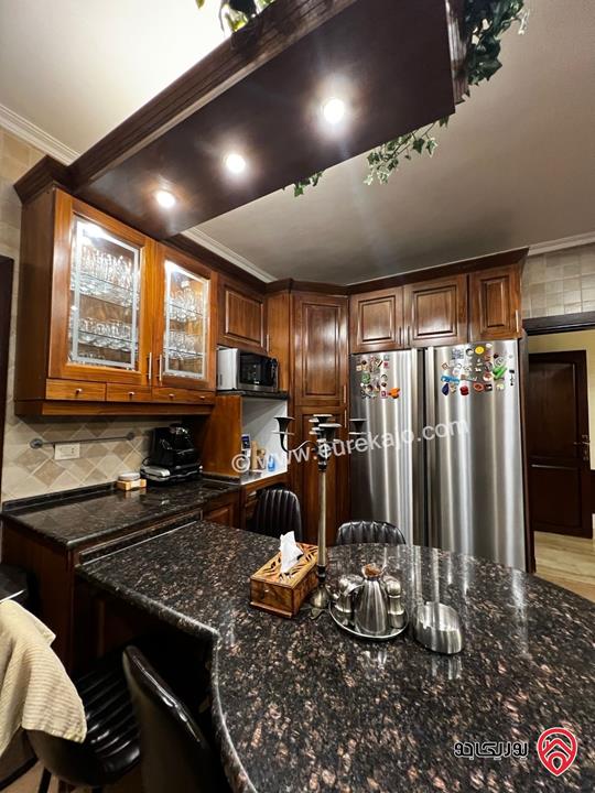 شقة ارضية مفروشة مساحة 250م داخلي وخارجي 90م للإيجار السنوي في عمان - دير غبار 