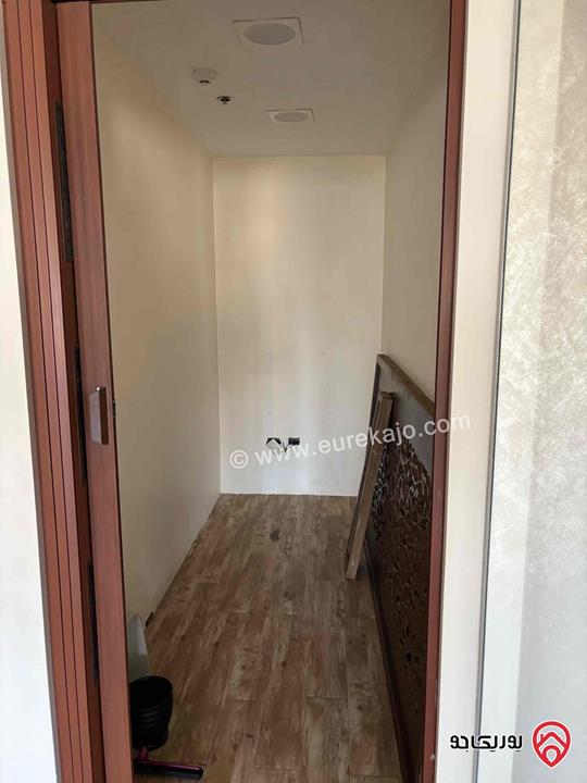 مكتب مميز مساحة 102م للايجار او للبيع في عمان - السابع منطقة حيوية جدا جاهز للاستعمال ديكور كامل