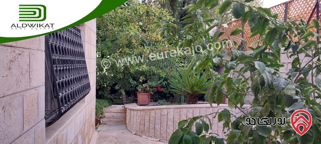 فيلا مستقلة مساحة الارض 856م ومساحة البناء 600م ومساحة الحديقة 250م ومساحة الترس 100م للبيع في الحمر/الكمالية 