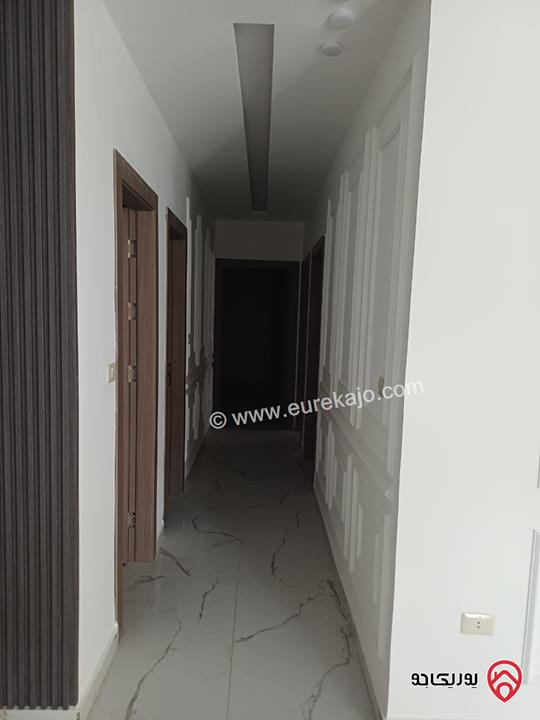 شقة مميزة تشطيب سوبر ديلوكس طابق ارضي مساحة 169م + ترس بناء جديد للبيع في عمان - المقابلين