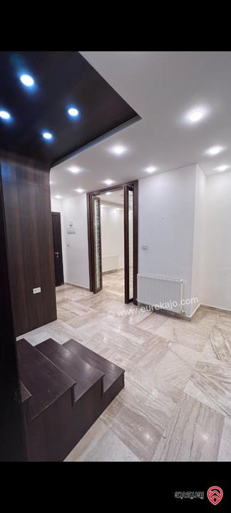 شقه فاخرة أخير مع روف مساحة 275م + 45م ترسات درج داخلي للبيع في عمان - ضاحية النخيل