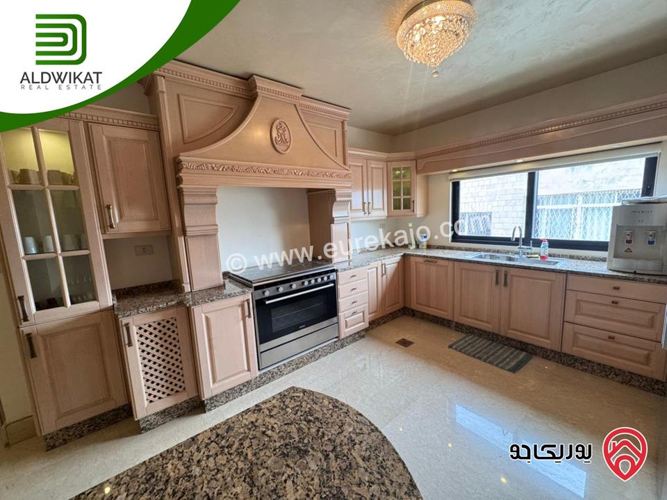 شقة للبيع في عمان - عبدون طابق اخير مع روف مساحة البناء 300م ومساحة الترس 50م موقع مميز