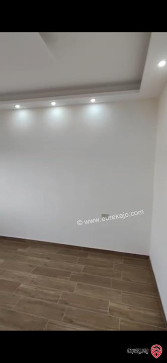 شقة ارضية مساحة 215م داخلي و 40م خارجي للبيع في عمان - الجبيهة 