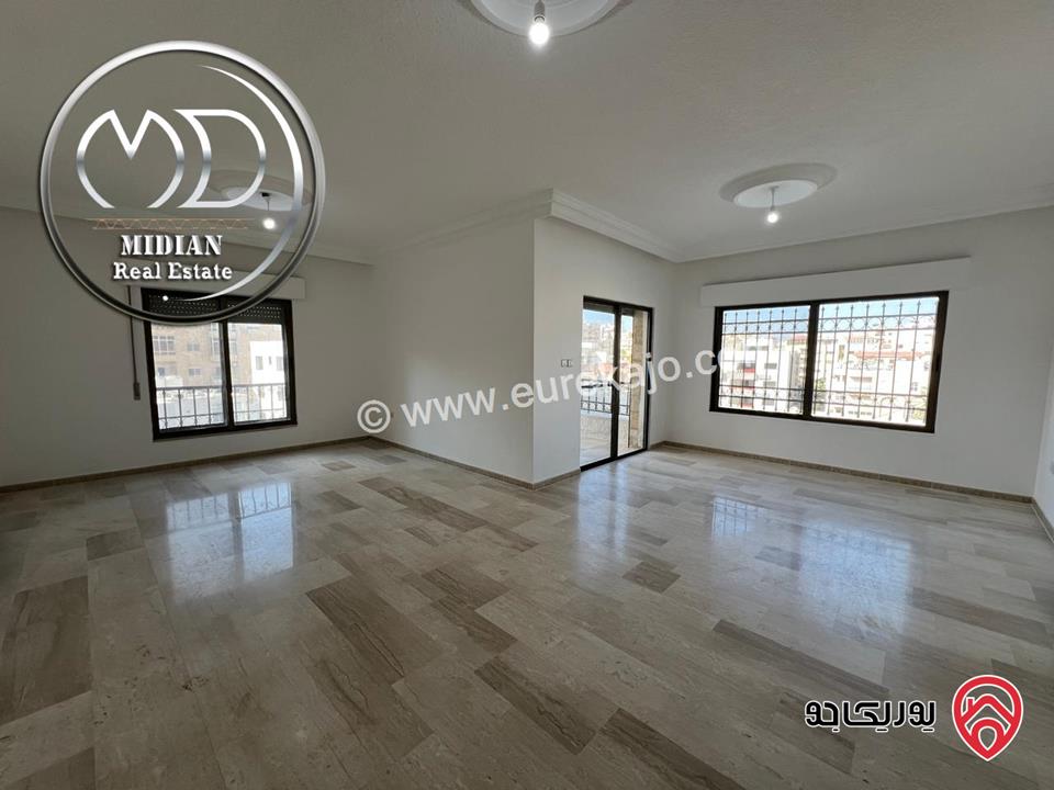 شقة فارغة للايجار في عمان - ام السماق مساحة 235م طابق ثالث تشطيبات سوبر ديلوكس اطلالة جميلة بسعر مميز جداً