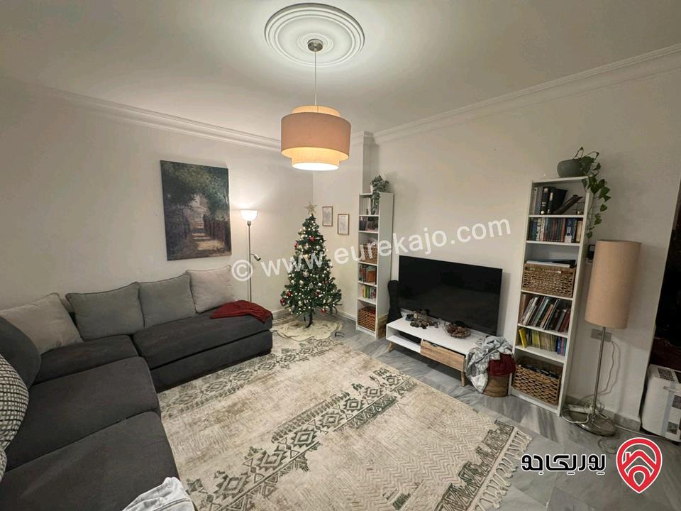 شقة شبه أرضية مساحة 126م داخلي و 100م خارجي للبيع مفروشة في عمان - الجندويل