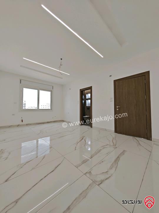 شقة طابق ثالث مع روف دوبلكس مساحة 210م للبيع في عمان - الجبيهة 