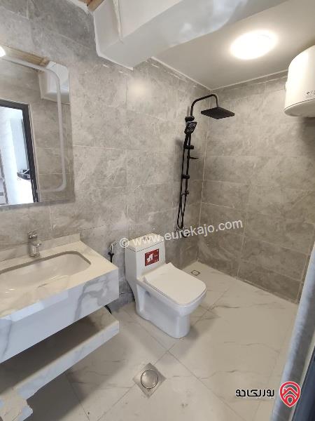 شقة طابق ثالث مع روف مساحة 341م للبيع عمان - ام اذينة مجددة بالكامل