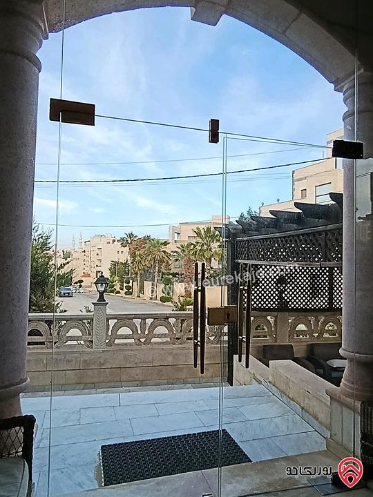 فيلا مساحة 700م على أرض 670م للبيع في عمان - الجبيهة بالقرب من اشارات المنهل والجامعة الاردنية موقع رائع 
