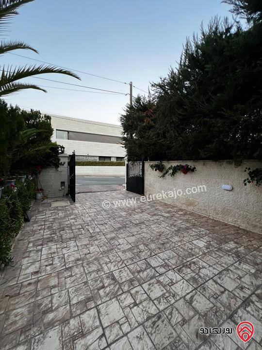 شقة مفروشة مع مسبح شبه ارضية مساحة 200م داخلي و 100م خارجي للايجار في عمان - عبدون