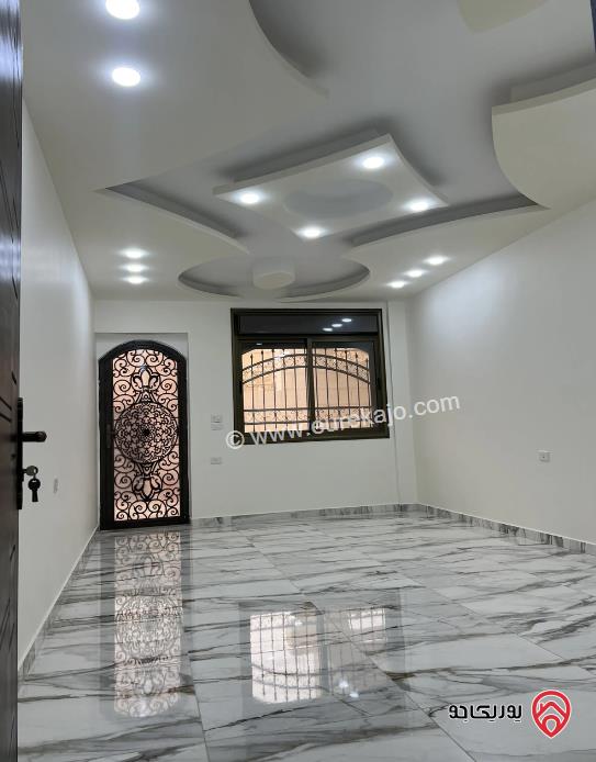 شقة مساحة 200م طابق أرضي للبيع في الزرقاء الجديدة 