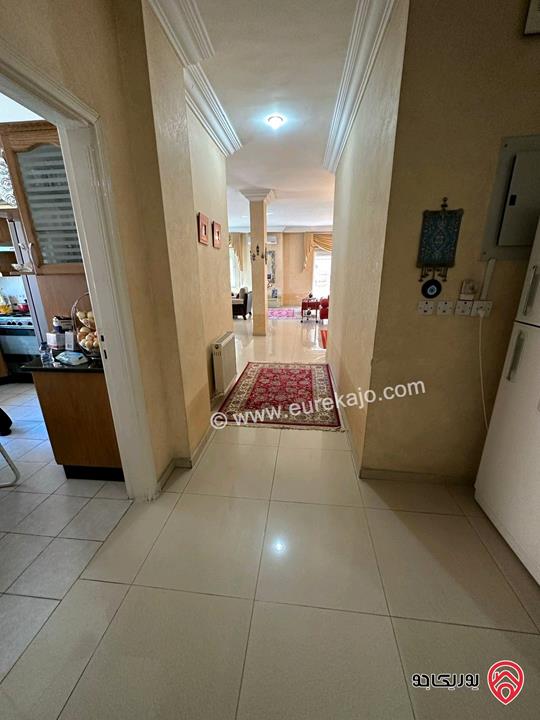 شقة فاخرة مميزة مفروشة فرش فاخر اجنبي طابق أرضي معلق مساحة 200م للبيع في عمان - عبدون