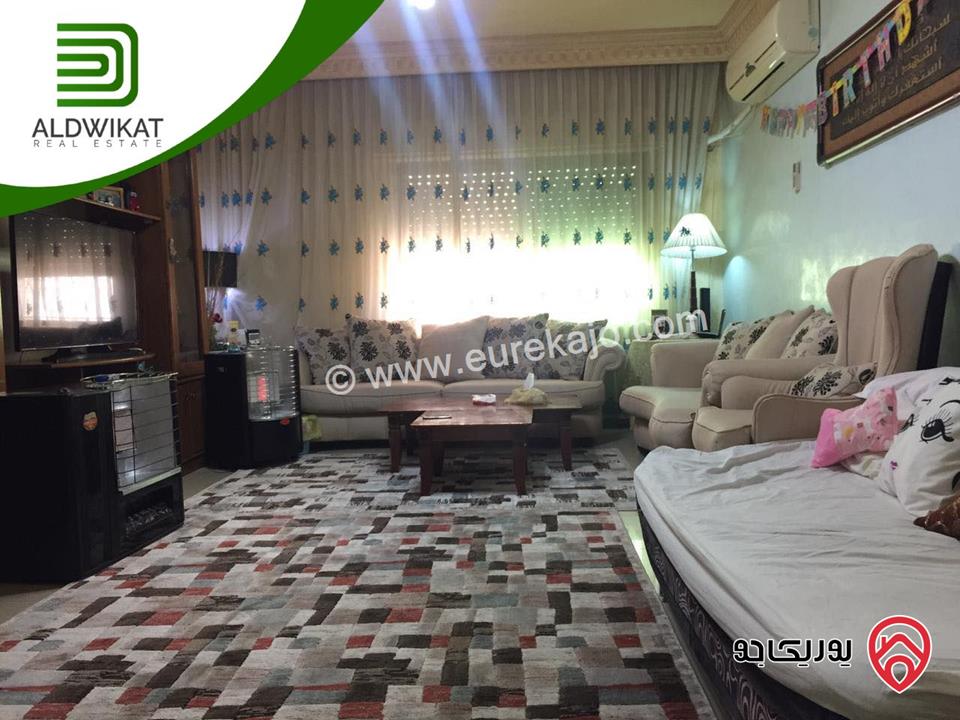 شقة شبة ارضية للبيع في عمان - المدينة الرياضية مساحة البناء 244 م مساحة الترس 30 م
