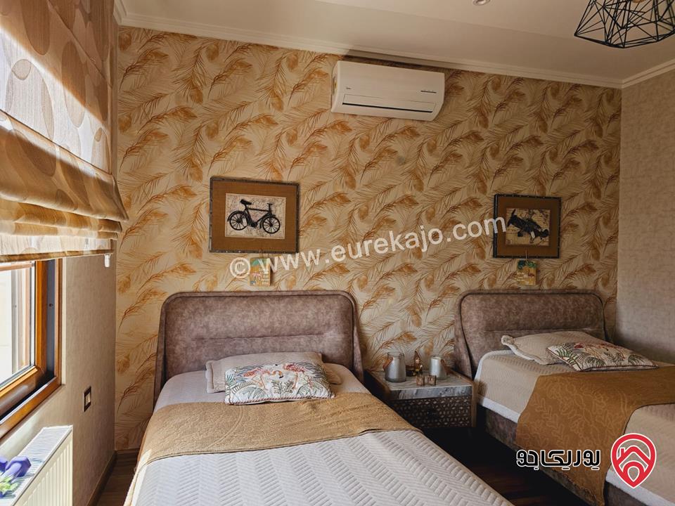 شقة سوبر ديلوكس مساحة 273م طابق أرضي مع مساحة خارجية 90م للبيع مفروشة في الجبيهة 