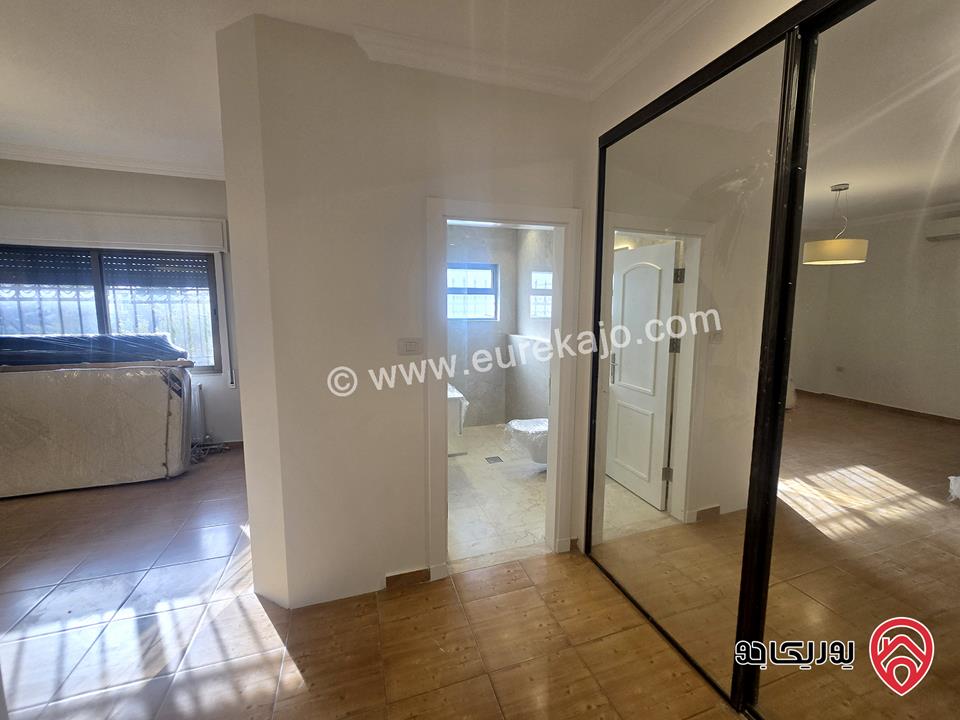 شقة ارضية فارغة مساحة 200م داخلي و 50م خارجي للإيجار السنوي مجددة بالكامل مع كراج و مدخل وتراس خاص في عمان - ضاحية الأمير راشد