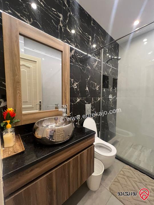 شقة مفروشة أرضية مفروشة مساحة 140م داخلي و 130م خارجي للايجار في عمان - عبدون