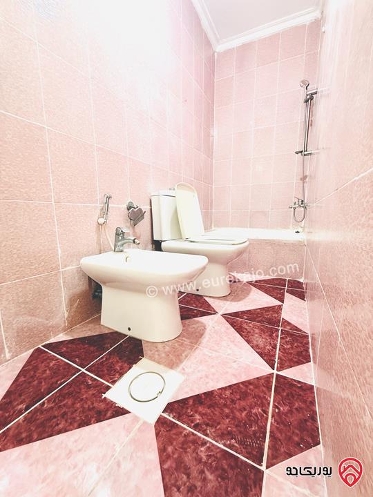 شقة شبه ارضية مساحة 120م داخلي و 100م خارجي للبيع في عمان - طبربور 