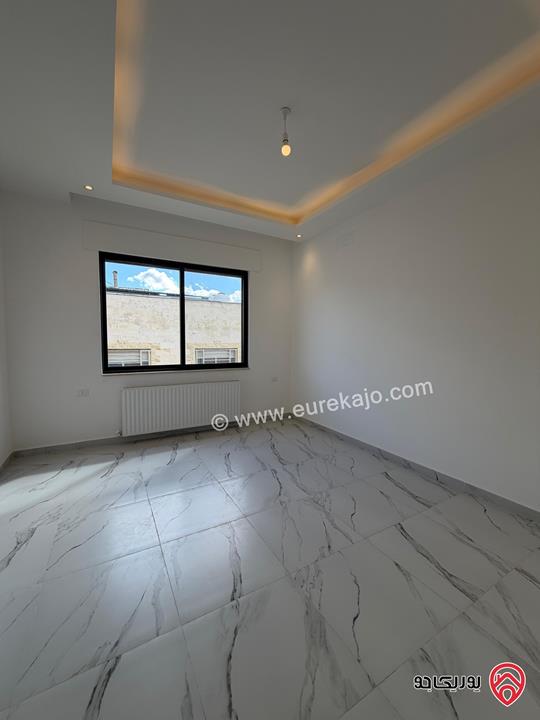 شقة سوبر ديلوكس طابق ثالث مع روف مساحة 229م داخلي و 120م خارجي للبيع في عمان - حي الصحابة  